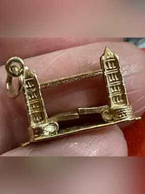 Vintage 9k. Yellow gold Tower Bridge Charm mechanical lifts lever-in middle.